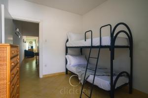 Zimmer mit 3 Etagenbetten und Flur in der Unterkunft Oasi Marina Apartment Sea View by Diddoi in Torre Suda