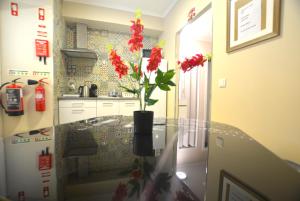 Kuchyň nebo kuchyňský kout v ubytování Rooms DP Setúbal