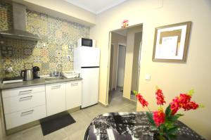 Kuchyň nebo kuchyňský kout v ubytování Rooms DP Setúbal
