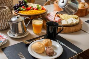 a table with a plate of food and a drink at Laghetto Stilo Barra in Rio de Janeiro