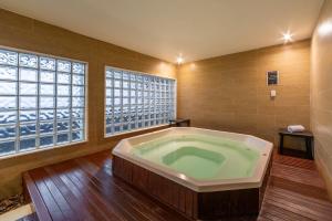 a large bathroom with a tub in a room at Laghetto Stilo Barra in Rio de Janeiro