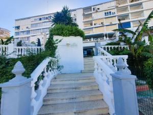 eine Treppe vor einem Gebäude in der Unterkunft Apartamento Las Mercedes - Playa in Torremolinos