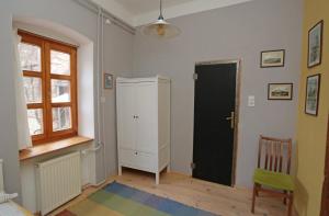 Pokój z czarnymi drzwiami i krzesłem w obiekcie Green Tree Apartment w mieście Pecz