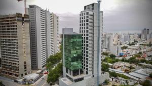 z góry widok na miasto z wysokimi budynkami w obiekcie Amerian Rio Cuarto Apart & Suites w mieście Río Cuarto