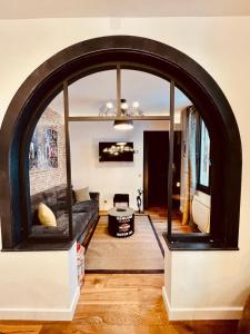 un arco en una sala de estar con sofá en HUDSON HIGHLANDS Annecy Rent Lodge, en Annecy