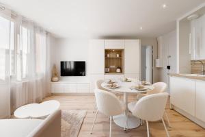 Μια τηλεόραση ή/και κέντρο ψυχαγωγίας στο Le Santorin élégant calme parking +2 φωτογραφίες