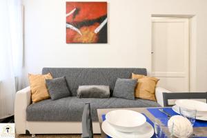 sala de estar con sofá y mesa en Inn Pisa Rentals - Rustic Style Flat, en Pisa