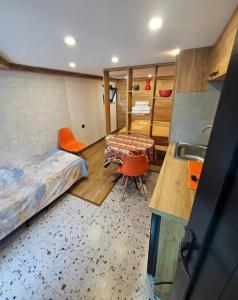 Habitación con cama y cocina con fregadero en Mini-Hotel Şara Talyan and Tours en Ereván