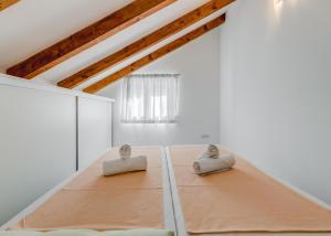 Postel nebo postele na pokoji v ubytování Apartments Podstrana with shared Pool + 37 fotografií