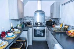 Dapur atau dapur kecil di Luxurious 5-Beds House in Dudley
