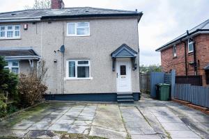 ein großes Backsteinhaus mit weißer Tür in der Unterkunft Luxurious 5-Beds House in Dudley in Dudley