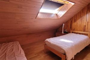 una camera mansardata con letto e lucernario di Duplex 4 pers, plein centre de Montignac-Lascaux a Montignac