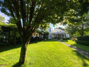 a tree in the yard of a house at The Connecticut River Valley Inn Hartford South/Glastonbury in Glastonbury