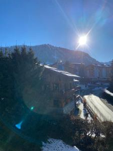 een gebouw met de zon in de lucht bij Bianca appartement proche centre in Megève