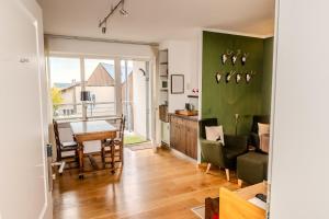 a kitchen and living room with a table and chairs at Aparthotel Parsberg GreenDesign in Parsberg