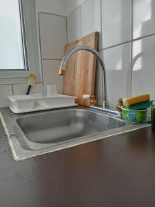 a kitchen sink with a faucet on top of it at Casa de los Pilinchos in San Lorenzo El Cubo