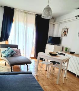 sala de estar con mesa blanca y sillas en Apt mar y sol, en Santa Ponsa