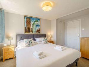 a bedroom with a large white bed with towels on it at 2 Bed in Sedbergh 89266 in Milnthorpe