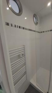 La salle de bains est pourvue d'une douche avec une porte en verre. dans l'établissement Studio Cosy - La plage à pied, à Capbreton