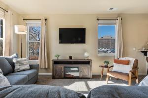 ein Wohnzimmer mit einem Kamin und einem TV in der Unterkunft Hot Tub FirePit Patio Walk To MidTown Downtown in Reno