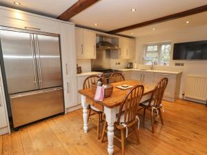 eine Küche mit Holztisch und Edelstahlkühlschrank in der Unterkunft Mill Cottage in Hope + 24 Fotos