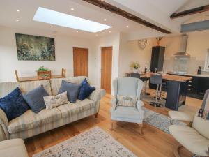 uma sala de estar com um sofá e uma cozinha em Border View Lodge em Welshpool
