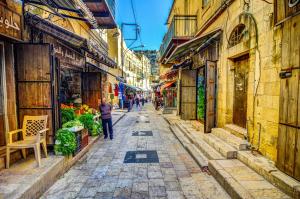 Una calle en un casco antiguo con gente caminando por la calle en POST Hotel Amman, en Amán