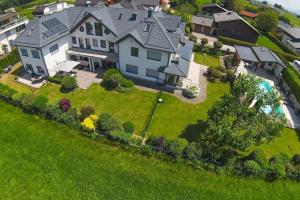 een luchtzicht op een groot huis bij Apartment Sonntagskind in Seekirchen am Wallersee