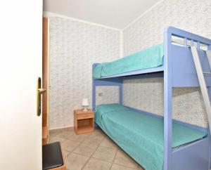 um quarto com 2 beliches e uma mesa em Le residenze Itaca em Porto Pozzo