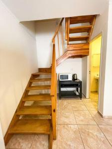 une chambre avec un escalier dans une chambre avec un four micro-ondes dans l'établissement Namuncura 646 by depptö, à Bahía Blanca