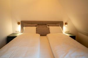 1 dormitorio con 1 cama grande y 2 almohadas en Weingut Köfelgut - Turris Vini en Castelbello