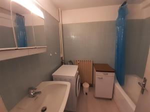 ein Badezimmer mit einem Waschbecken, einem WC und einer Badewanne in der Unterkunft Studio Courchevel 1650, 1 pièce, 3 personnes - FR-1-514-33 in Courchevel