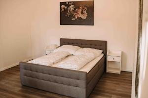 un letto in una piccola stanza con due comodini di Brockenblick 1 a Schulenberg im Oberharz