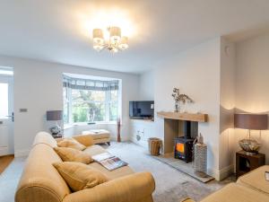 a living room with a couch and a fireplace at 3 Bed in Harrogate 79596 in Pannal