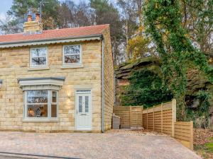 una pequeña casa de ladrillo con una puerta blanca en 3 Bed in Harrogate 79596, en Pannal