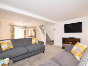 a living room with a couch and a tv at 3 Bed in Brixham 75230 in Brixham