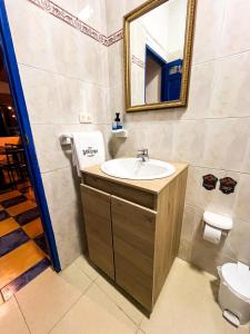 a bathroom with a sink and a mirror and a toilet at Disfruta nuestro bello paraíso ! in La Ceja