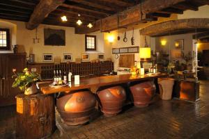 una grande cucina con un grande bancone in legno in una stanza di Apartments in Reggello/Toskana 23818 a Reggello