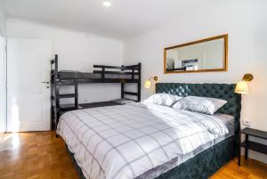 - une chambre avec 2 lits superposés et un miroir dans l'établissement DejaVu, à Novi Sad 50 autres photos