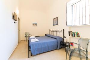 a bedroom with a bed and a window at Sorelle di Riviera in Syracuse