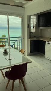 uma cozinha com uma mesa e vista para o oceano em Appartement T3 vue mer sur ilet Gosier em Le Gosier