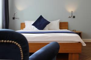 Rúm í herbergi á Boutique Hotel NI-MO