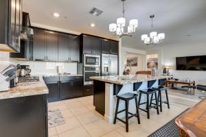 una cocina con una gran isla con taburetes de barra azul en Modern Antelope Home 14 Mi to Downtown Sacramento, en Antelope