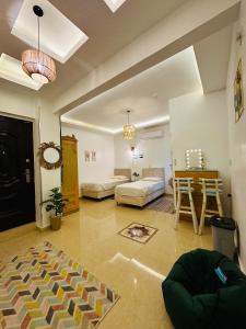 een woonkamer met een bed en een tafel bij Alis Villa in Hurghada