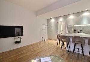 Televízia a/alebo spoločenská miestnosť v ubytovaní APPARTEMENT PARIS - LOUVRE & RIVOLI