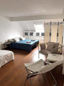 uma sala de estar com uma cama e um sofá em Appartement T3 vue mer sur ilet Gosier em Le Gosier