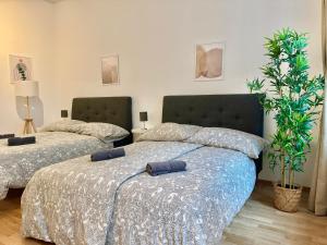 A bed or beds in a room at Renovated Studio - 10 min to Center