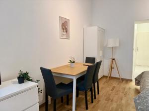 una mesa de comedor y sillas en una habitación en Renovated Studio - 10 min to Center en Viena