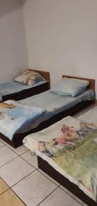 3 lits installés au sol dans une pièce dans l'établissement Pokoje pracownicze w Tomaszowie Mazowieckim, à Tomaszów Mazowiecki