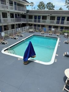 a swimming pool in front of a hotel at Motel 6-Bradenton, FL in Bradenton